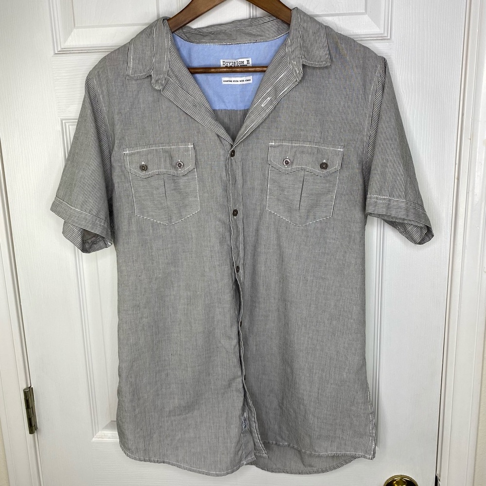 Division E button down mens size Large short sleeve shirt casual pinstripe